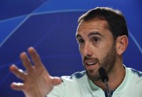 Godín: "Los árbitros se involucraban mucho más con el VAR en el Mundial"