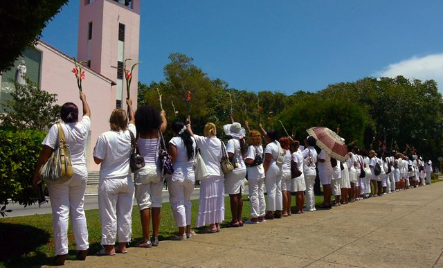 Damas de Blanco protestando en Cuba