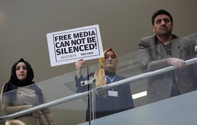 Protesta contra la redada policial en la sede del periódico turco 'Zaman'