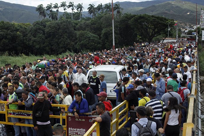 Colas de venezolanos en la frontera con Colombia