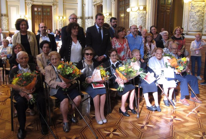 Concejales de Valladolid con los mayores de 100 años homenajeados. 3-10-18