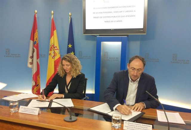 Firma del convenio entre Familia y la FRMP