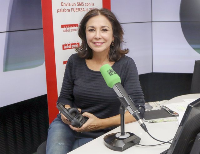 ISABEL GEMIO NO AGUANTA LAS LÁGRIMAS EN SU ÚLTIMO PROGRAMA DE RADIO       (Foto 