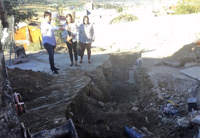 Visita a las obras para mejorar la red de abastecimiento de agua potable de Rus.