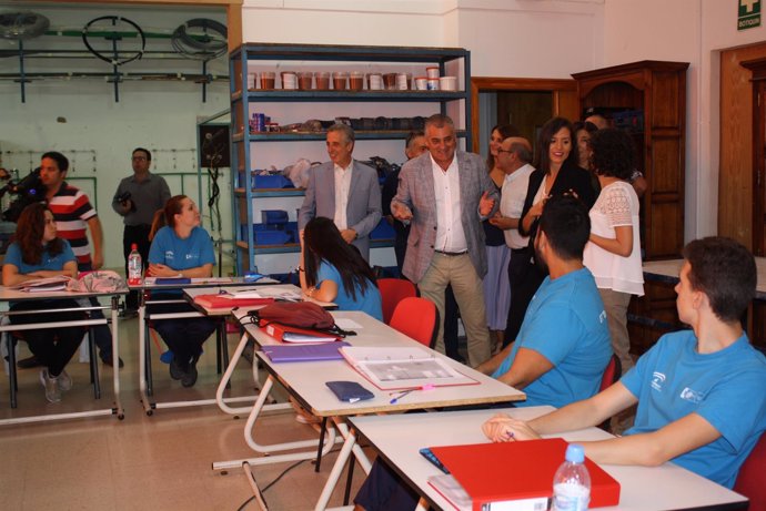 Javier Carnero (centro, de pie), en la visita a las escuelas taller de Lucena