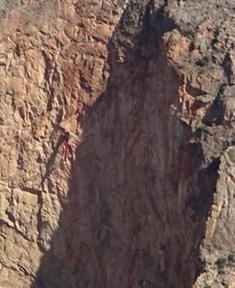 Punto en el que ha quedado colgado el joven en la Sierra de Redován