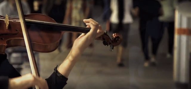 Mujer tocando el violón en el video promocional de Diputación