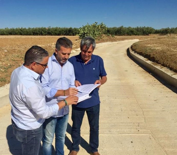 Sánchez (centro) entrega las obras a los alcaldes