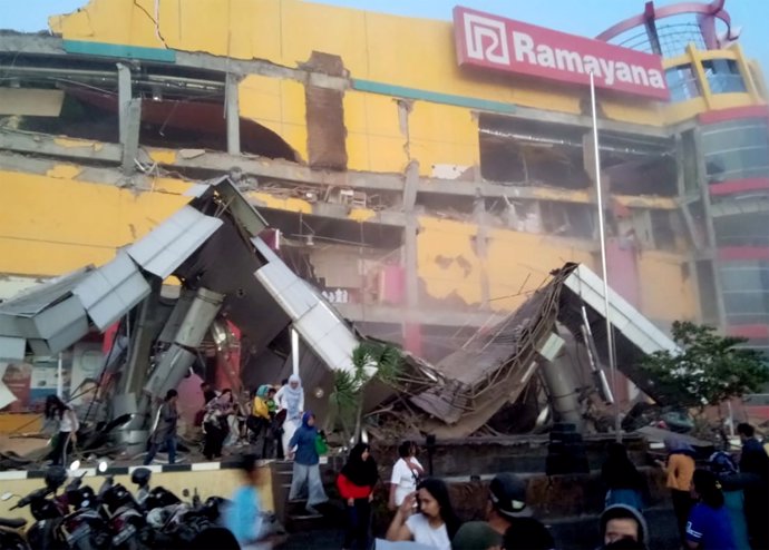 Un centro comercial afectado por el terremoto en Palu, Indonesia