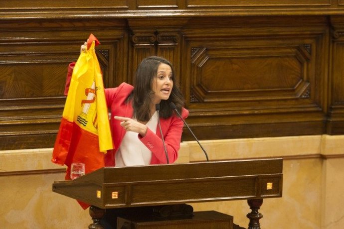 Inés Arrimadas (Cs) con una bandera española en el pleno del Parlament