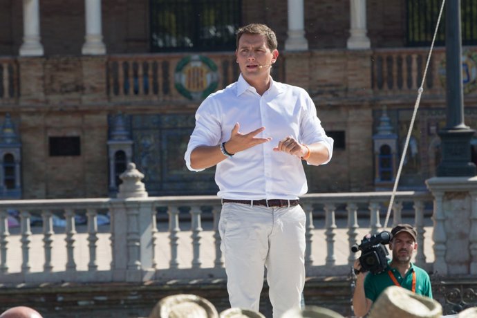 El president de Cs, Albert Rivera, en un acte a la Plaça d'Espanya de Sevilla