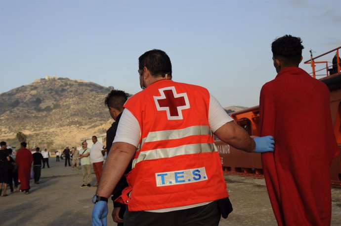 Cruz Roja atiende a inmigrantes llegados en patera (recurso)