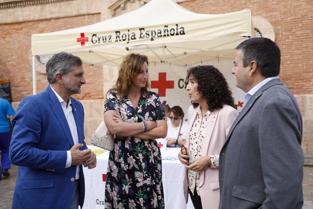 El diputado Ángel Escobar en el expositor de Cruz Roja en el centro de Almería.