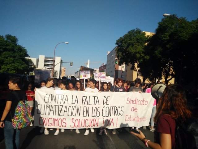 Manifestación de alumnos en Sevilla contra las altas temperaturas en las aulas
