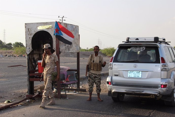 Milicianos separatistas con una bandera suryemení en Adén