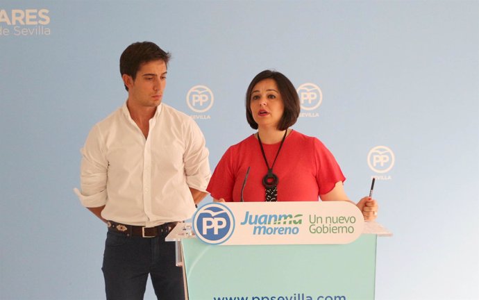 Los populares Luis Paniagua y Virginia Pérez, durante la rueda de prensa