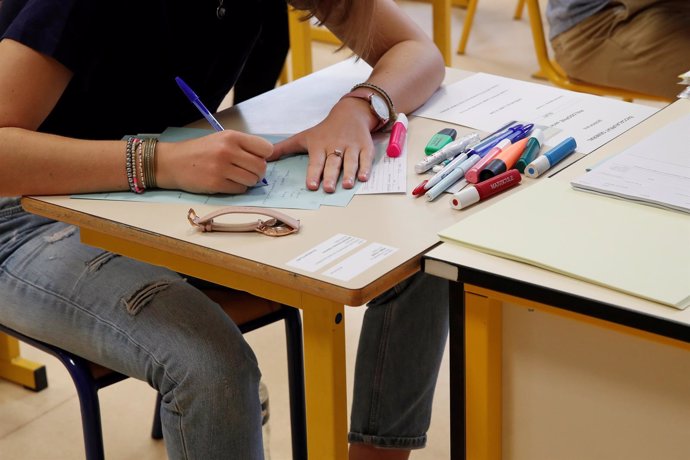 Imágen de una alumna en clase