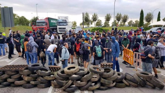 Los CDR cortan una carretera en Cataluña 