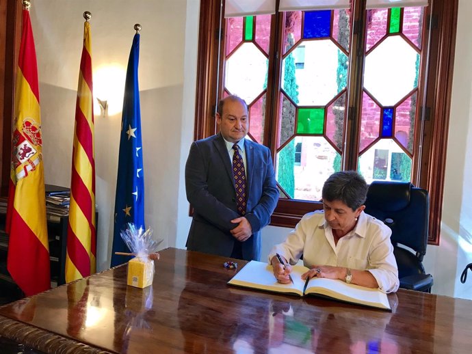 Alcalde de Viladecans Carles Ruiz, delegada del Gobierno  Teresa Cunillera
