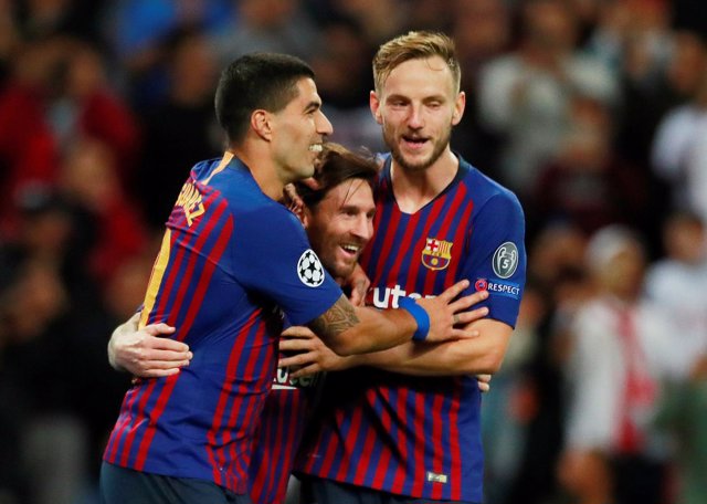 Suárez, Messi y Rakitic celebran un gol 