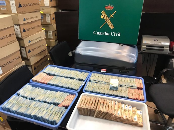 Intervingut gairebé un milió d'euros en la maleta de dos passatgers al Prat