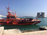 Detenido en Málaga acusado de preparar el viaje y pilotar una patera con 37 migrantes hacia España