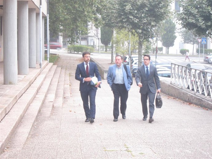 El gerente de seguridad en el noroeste de Adif, Fernando Rebón, en el medio