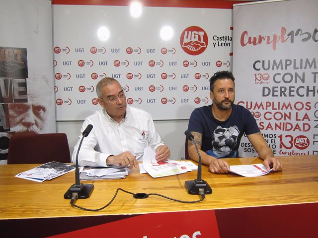 Evelio Angulo, a la izquierda, durante la rueda de prensa de UGT