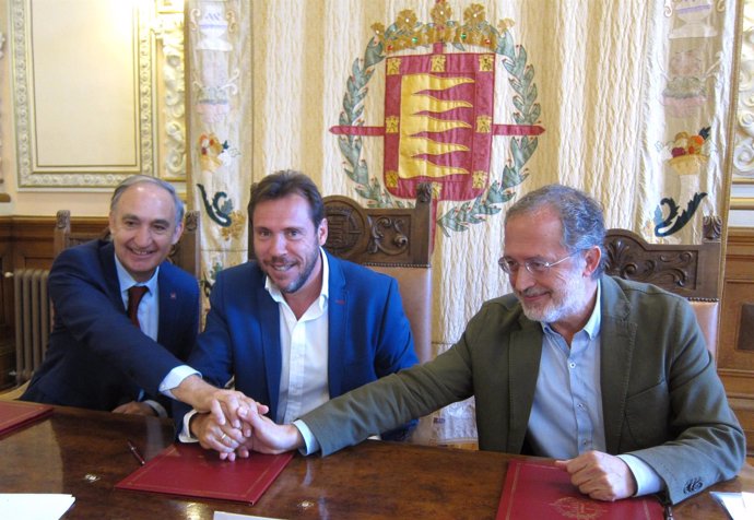 Largo Cabrerizo, Óscar Puente y Manuel Saravia en la firma del protocolo. 4-10