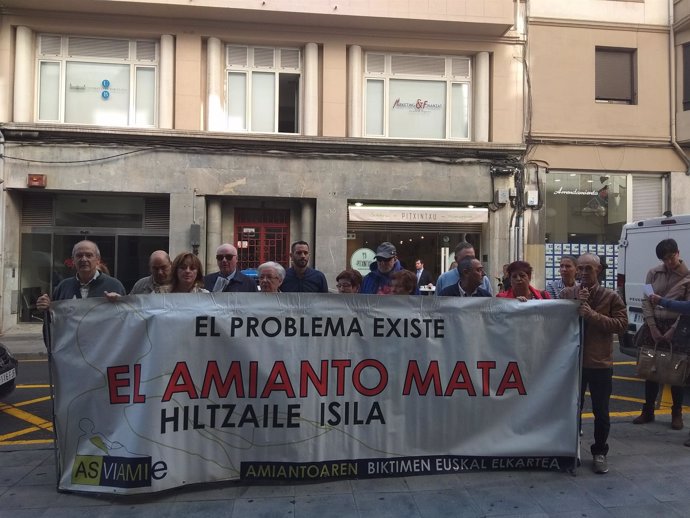Concentración en Bilbao por juicio de fallecido por amianto