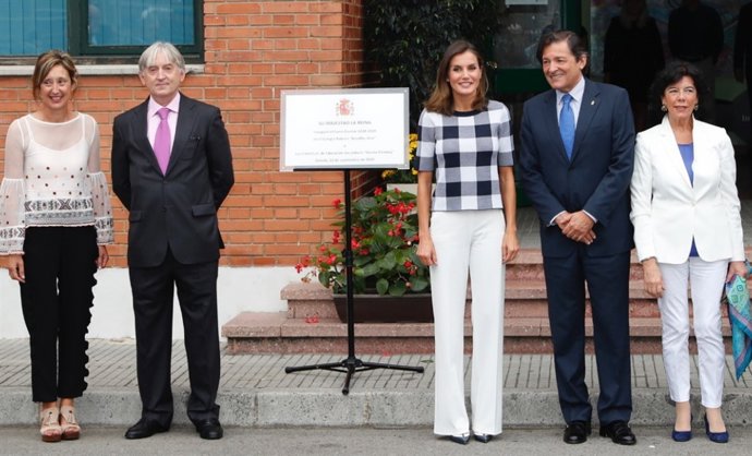 La directora del CP Baudilio Arce, Mercedes Rodríguez, primera por la izquierda