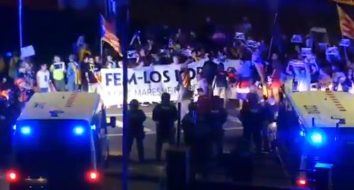 Independentistas se manifiestan frente al cuartel de la Guardia Civil en Calella