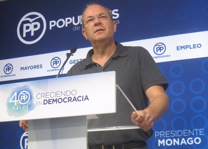 José Antonio Monago en rueda de prensa en la sede del partido en Mérida.