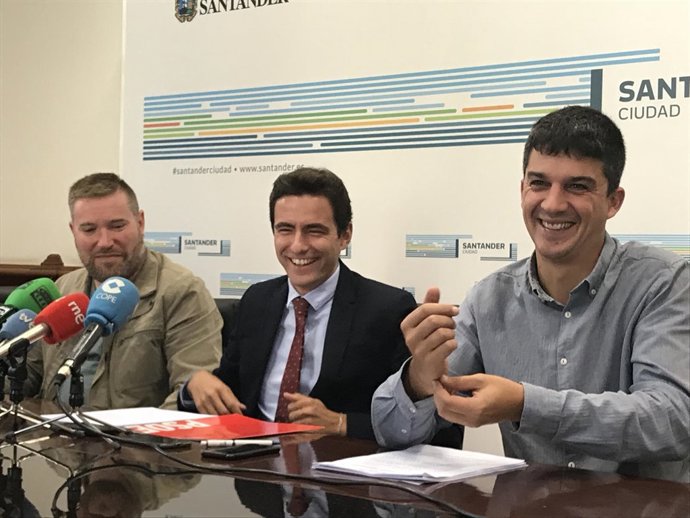 Casares y Fernández junto al consejero del PSOE en Santurban