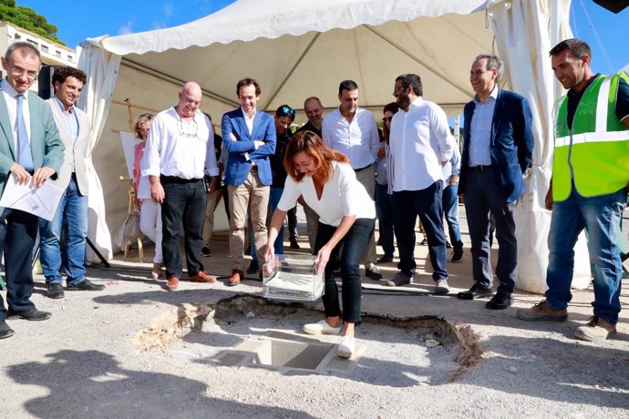 Armengol coloca la primera piedra de la nueva lonja de Sóller