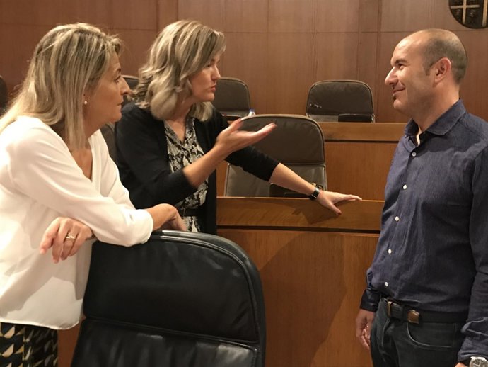 Los diputados departen antes del inicio de la sesión plenaria