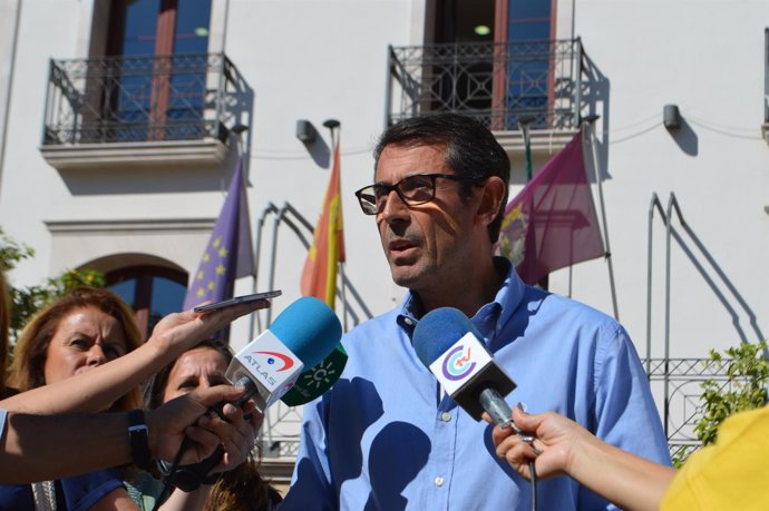 El alcalde Fernando Fernández atiende a los medios
