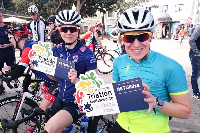 Dos ciclistas en el Campeonato de Europa Multideporte Ibiza