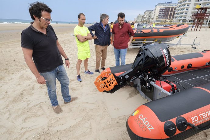 El alcalde de Cádiz presentando nuevas embarcaciones para socorrismo en playas
