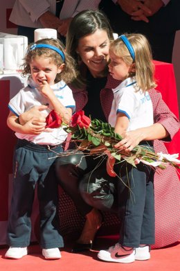 La Reina Letizia Ortiz preside la mesa de la cuestación del Día de la banderita 