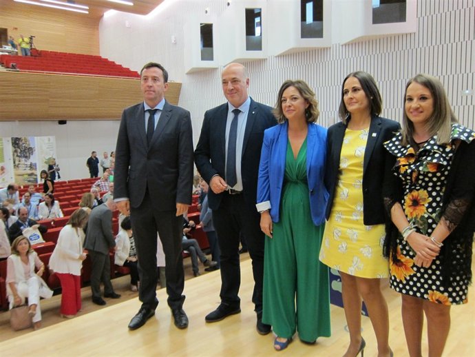 Las autoridades en el plenario del Palacio de Congresos