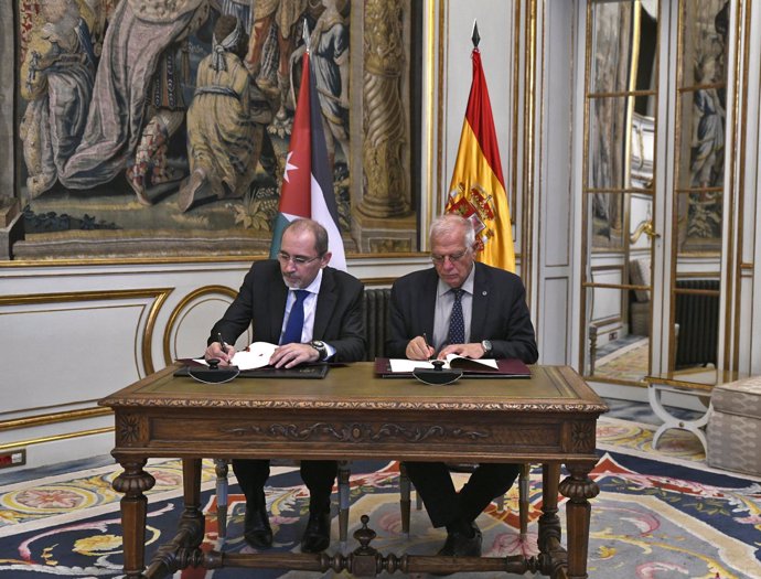 El ministro de Asuntos Exteriores, Unión Europea y Cooperación, Josep Borrell, y