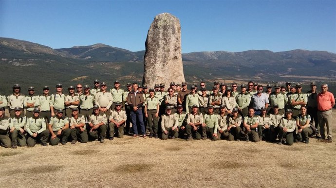 El viceconsejero Carlos Novillo con agentes forestales
