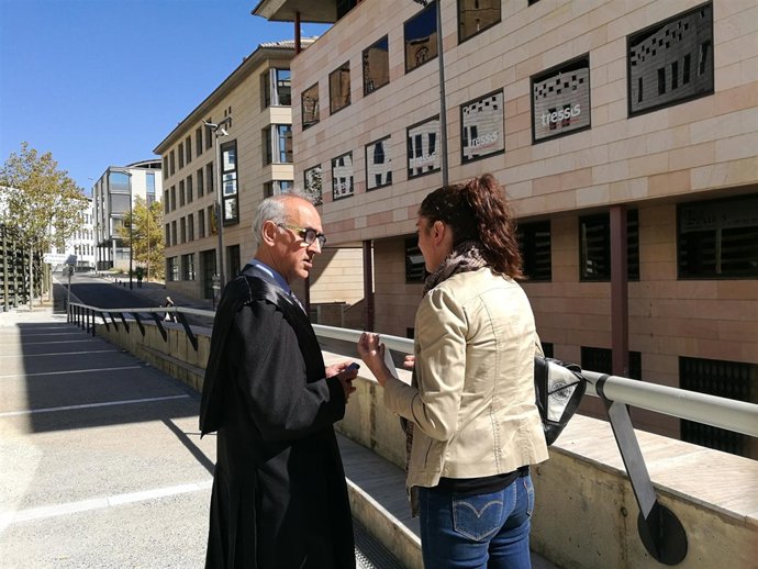 Margarida Garau, mare de la menor Nadia, amb el seu advocat