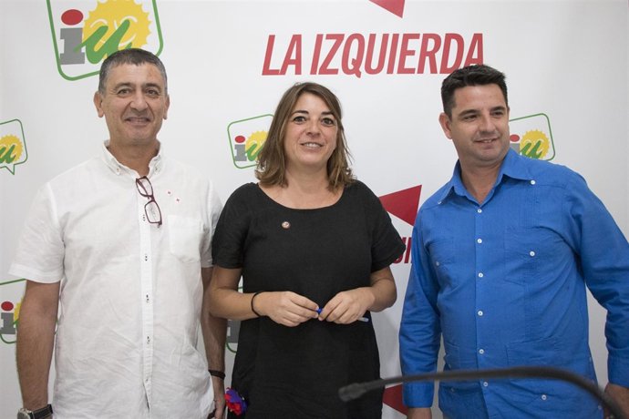 Elena Cortés (centro), en la sede de IU en Córdoba