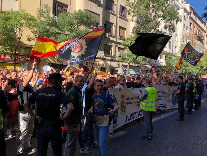 Concentración de policías y guardias civiles frente a la sede del PSOE en Madrid