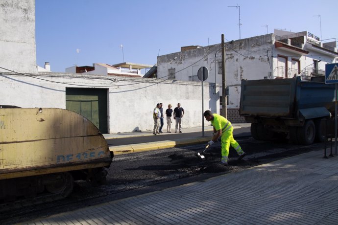 Trabajos de asfaltado en la Avenida del Horcajo de Los Palacios (Sevilla)