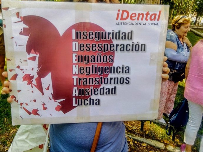 Afectados por iDental protestan frente al Ministerio de Sanidad