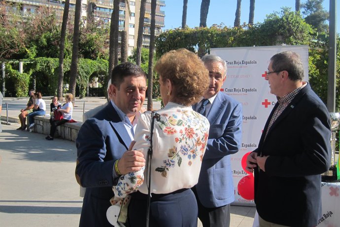 Francisco Reyes (i) conversa con miembros de Cruz Roja en Jaén.