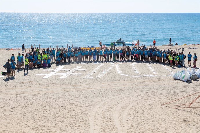 Voluntarios recogen residuos del fondo marino de Barcelona